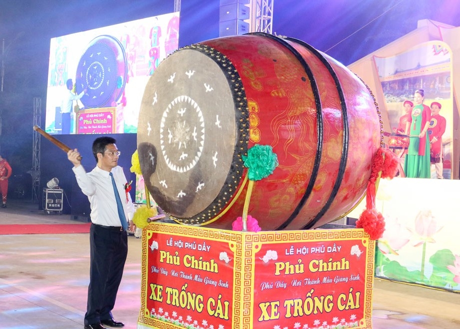 Ông Trần Anh Dũng, Uỷ viên Ban Thường vụ Tỉnh uỷ, Phó Chủ tịch UBND tỉnh Ninh Bình đánh trống khai mạc Lễ hội
