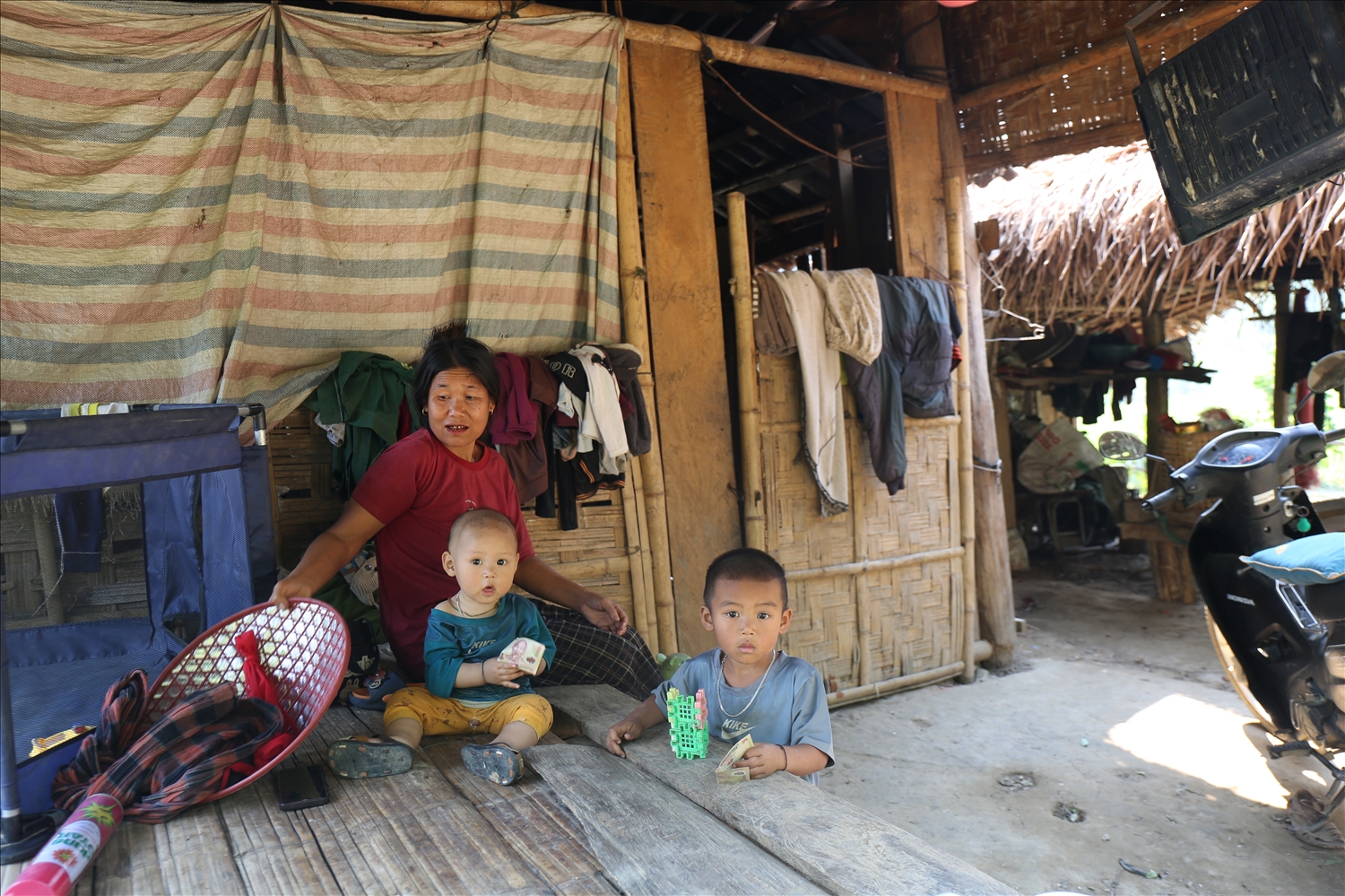 Những đứa trẻ Đan Lai ở Khe Nóng đã tập làm quen với đói nghèo, khốn khó từ khi lọt lòng - Ảnh: T.H