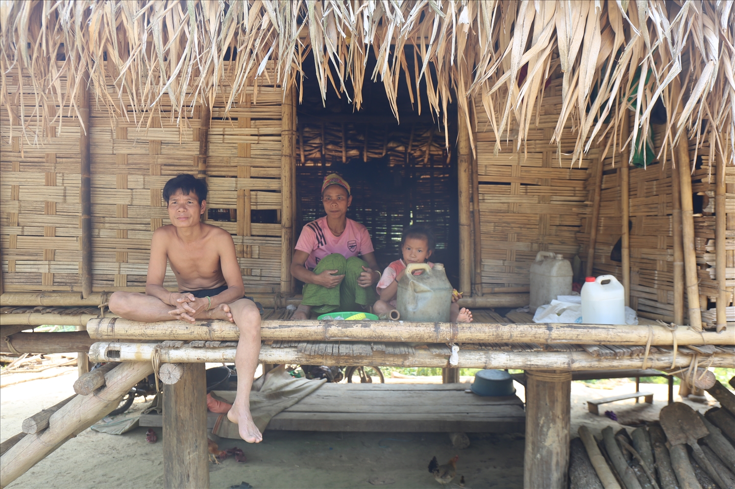 Anh La Văn Đức: Nghề chính của vợ chồng tôi là đi bóc vỏ keo thuê. Công việc nặng nhọc nhưng thu nhập thấp và bấp bênh - Ảnh: T.H