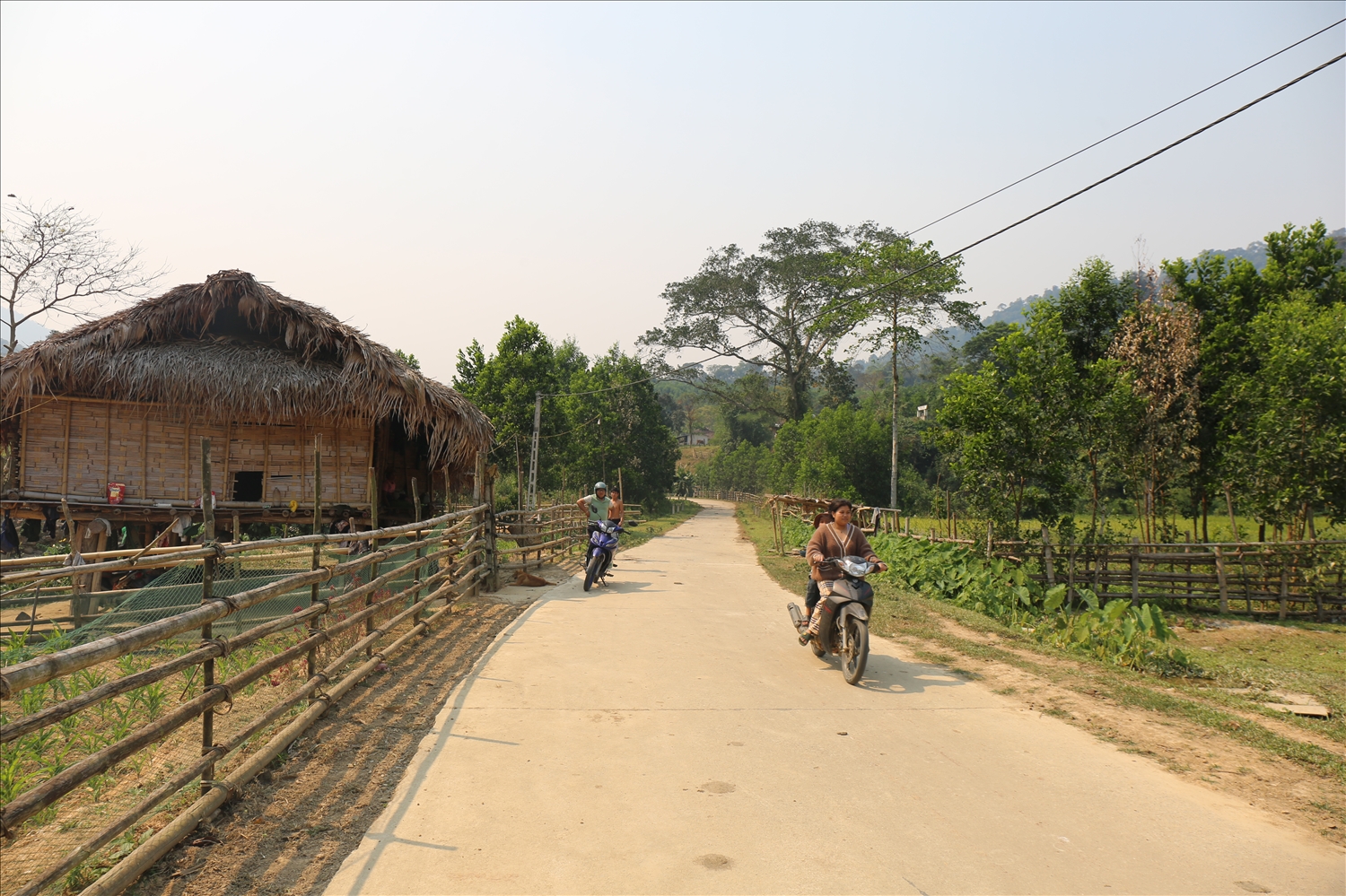 Cái đói, cái nghèo luôn hiện diện trong những mái nhà tranh, vách nứa - Ảnh: T.H