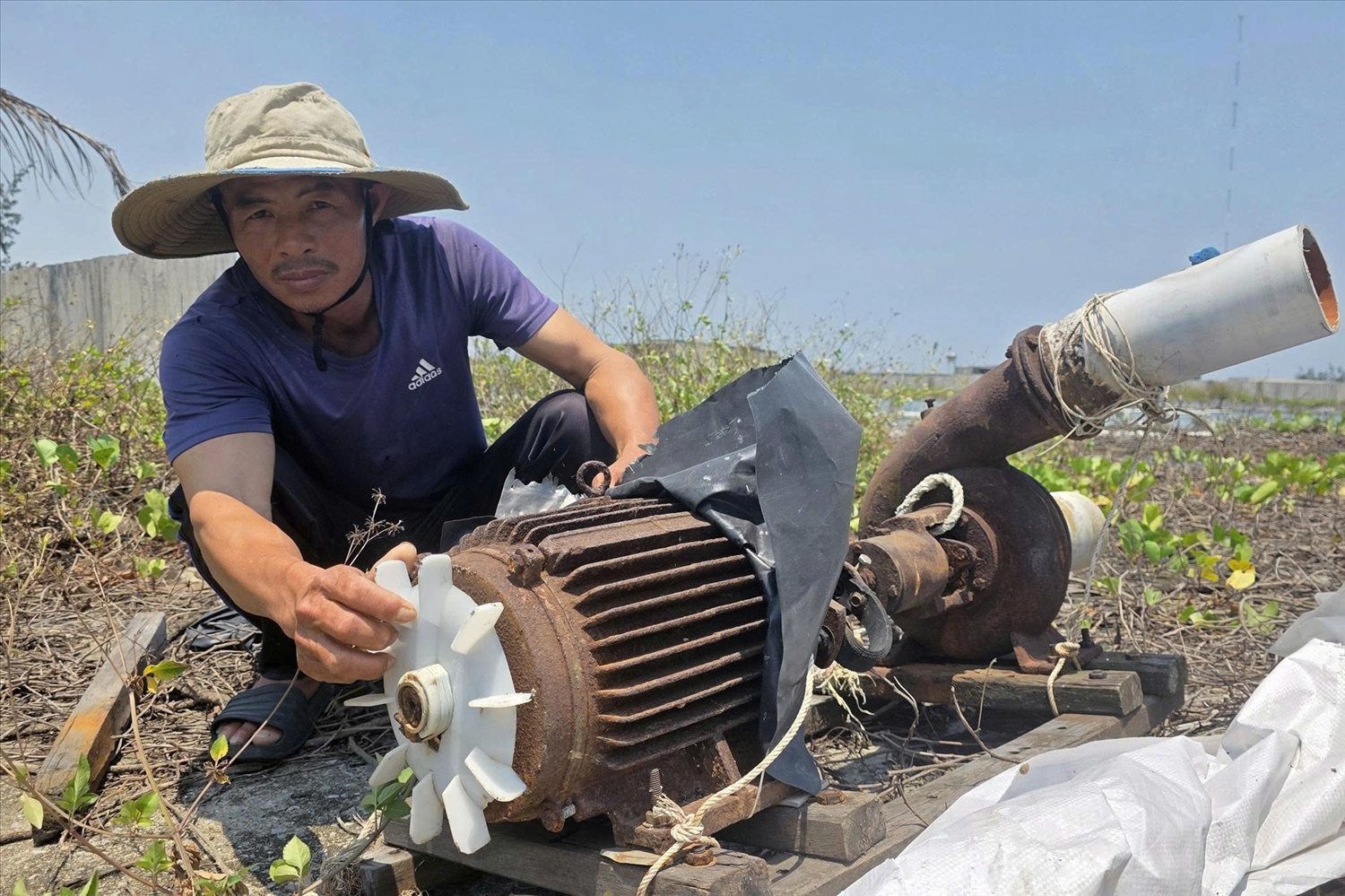 Ông Hoàng Minh Lợi, thôn Tân Hải, xã Ninh Châu (Quảng Trị), nuối tiếc về trang trại đầu tư tiền tỷ của gia đình mình (Ảnh: Phạm Tiến)