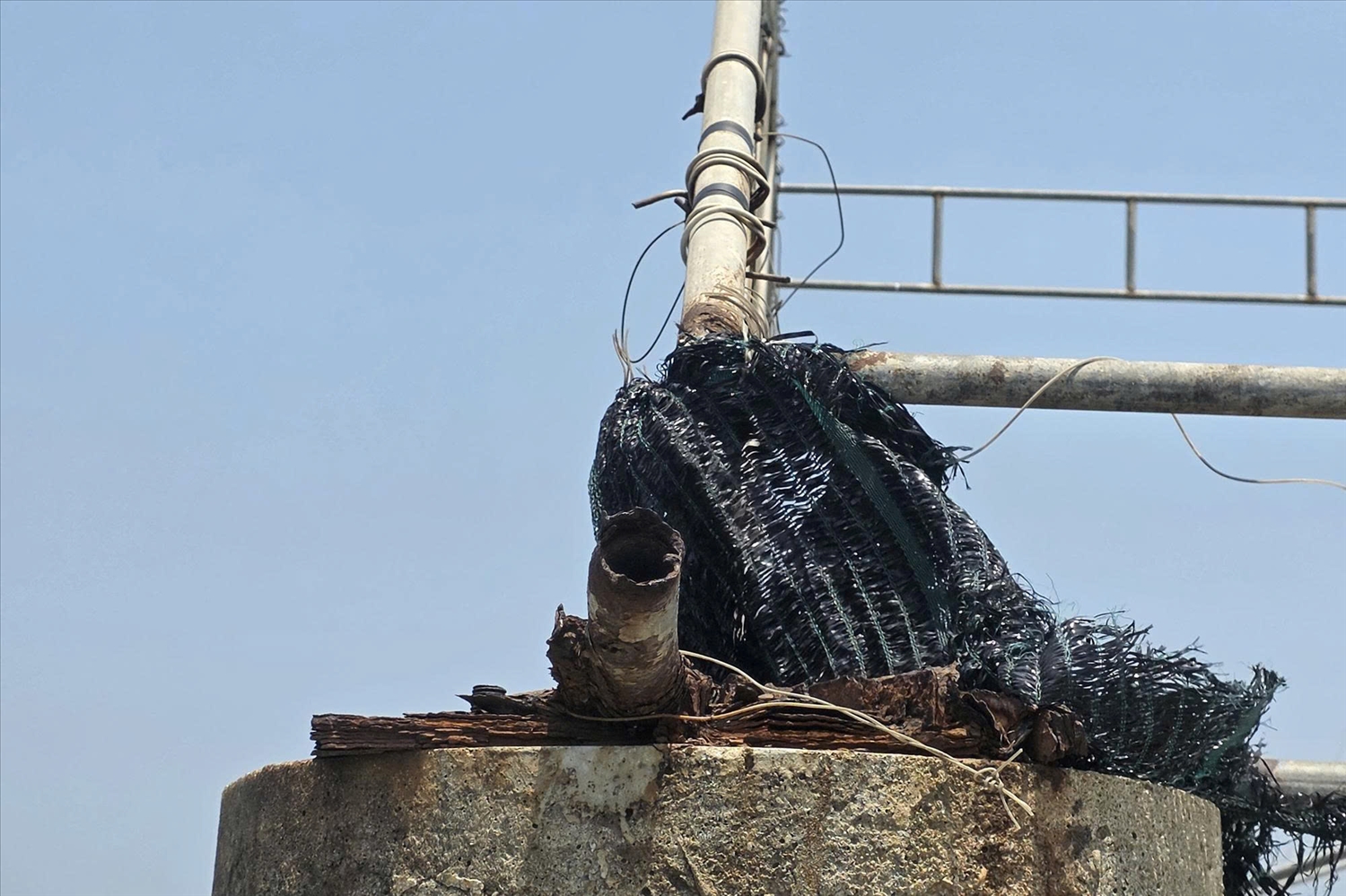 Cùng với thời gian, trụ sắt và mái che đã hoen rỉ (Ảnh: Phạm Tiến)