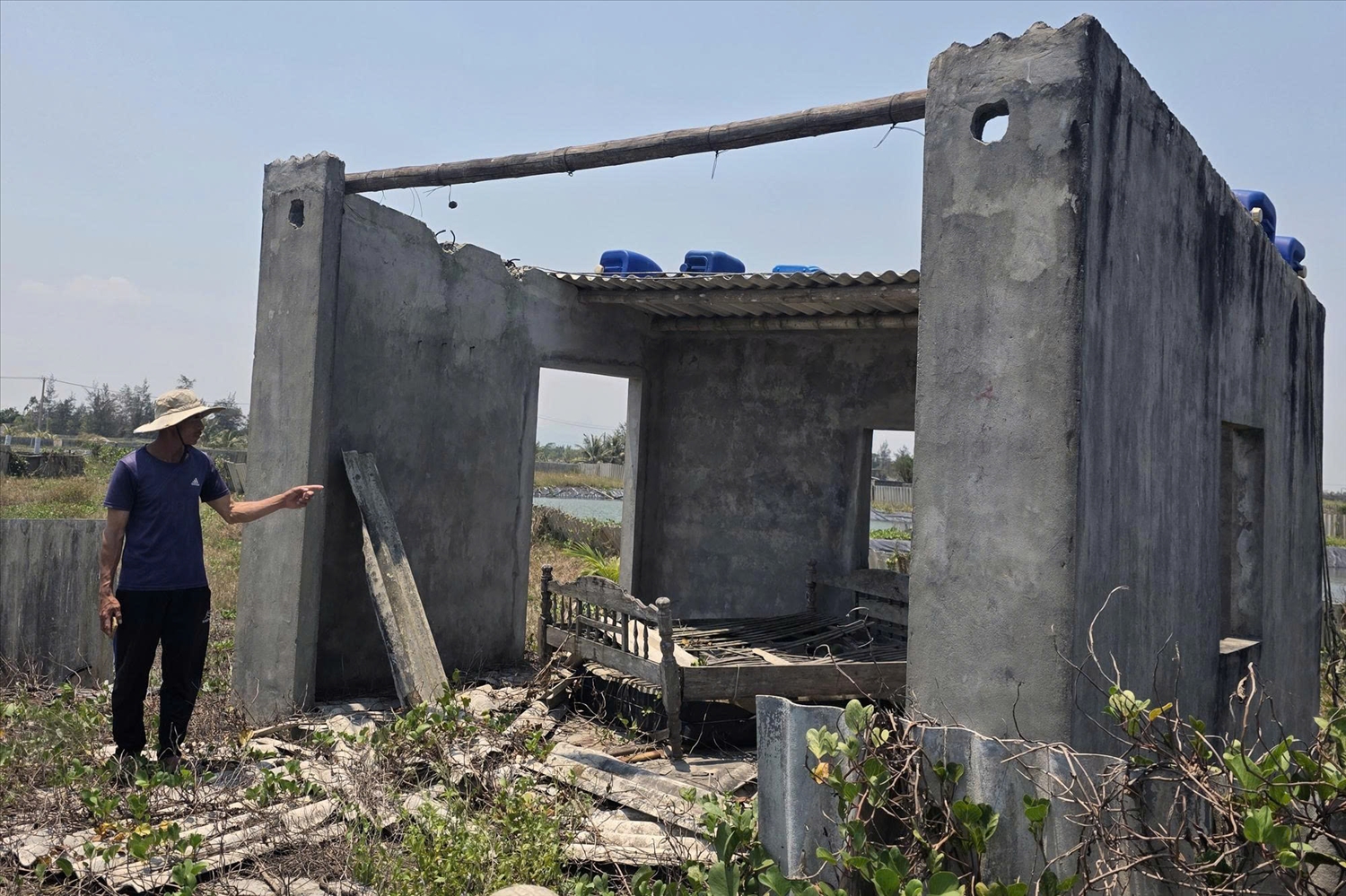 Chòi canh tôm cũng đã trở thành phế tích (Ảnh: Phạm Tiến)