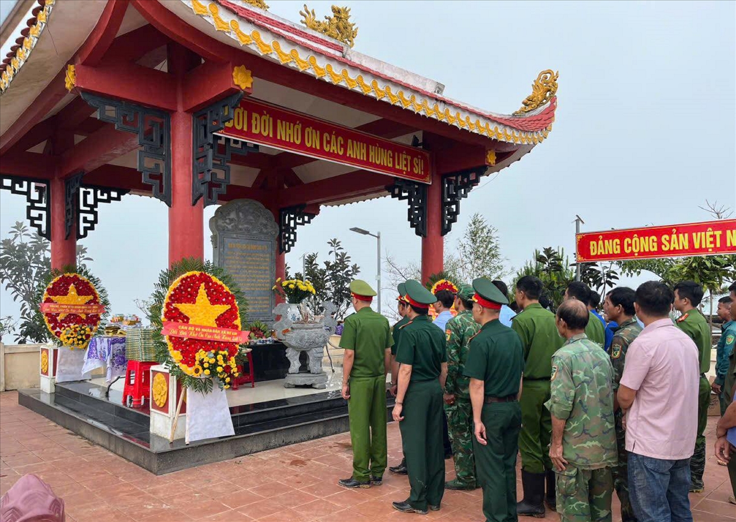 Chính quyền cùng các lực lượng vũ trang và Nhân dân vẫn thường xuyên đến dâng hương, hoa tưởng nhớ các Anh hùng tại Nhà bia tưởng niệm.