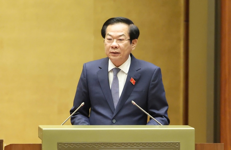 Thừa ủy quyền Thủ tướng Chính phủ, Bộ trưởng Bộ Nội vụ trình bày Tờ trình về việc thành lập thành phố Đồng Nai trực thuộc Trung ương - Ảnh: VGP/Nhật Bắc