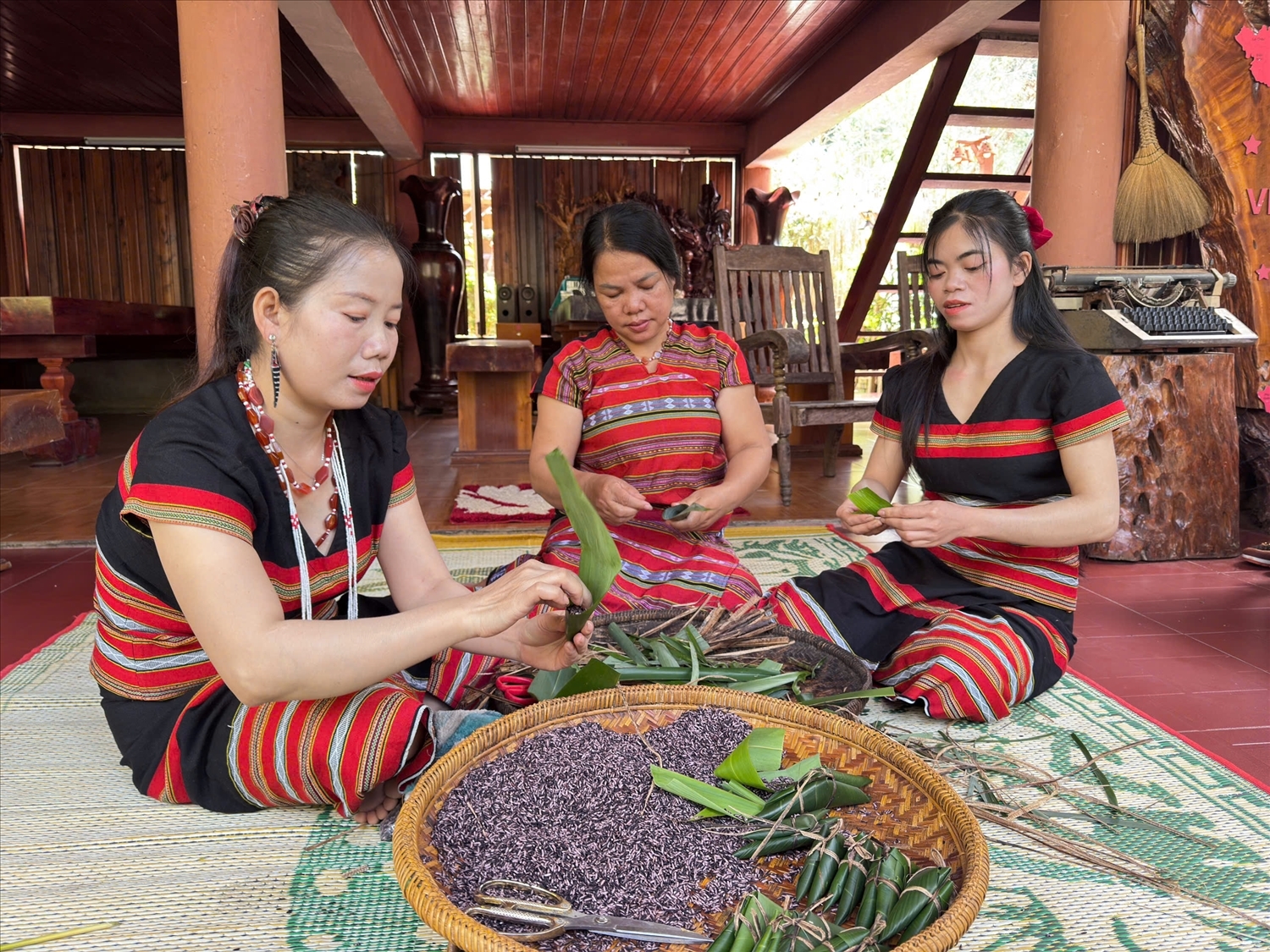 Việc gói bánh Aquat đòi hỏi sự khéo léo, thường do phụ nữ đảm nhiệm. (Ảnh: Phạm Tiến)