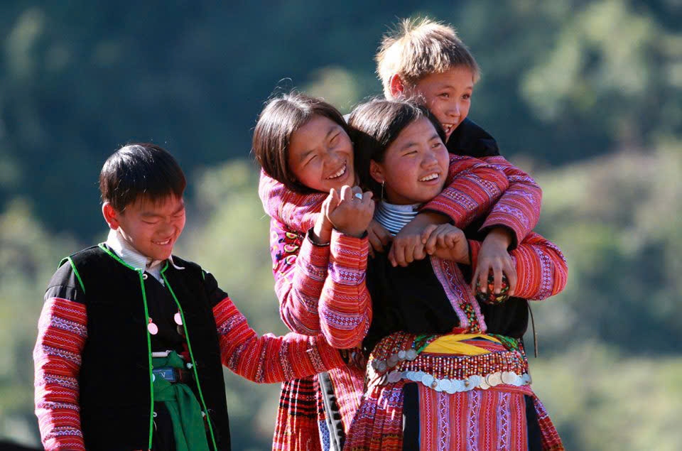 Mẹ và con trong trang phục truyền thống (Ảnh St)