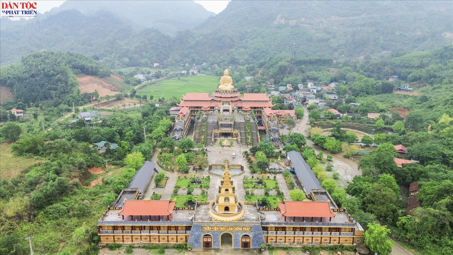 Thiền viện Trúc Lâm Chính Pháp tọa lạc dưới chân núi Dùm, nổi bật giữa khung cảnh núi non trùng điệp và dòng Lô thơ mộng.