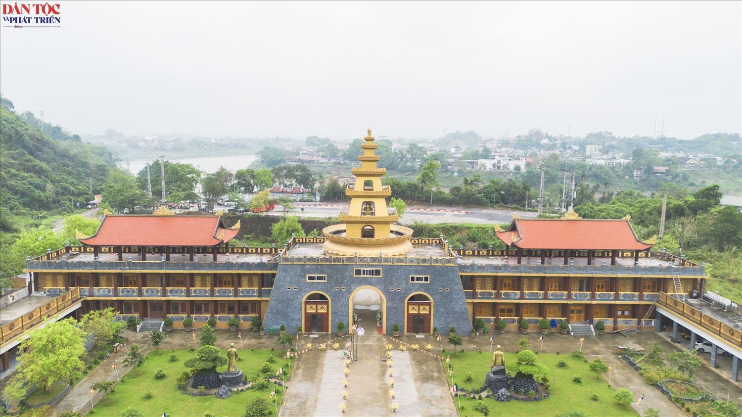 Cổng Tam quan của Thiền viện Trúc Lâm Chính Pháp được thiết kế dựa trên hình ảnh tháp Huệ Quang ở Yên Tử, gợi nhắc về cội nguồn Thiền phái Trúc Lâm. Hình tượng tháp Huệ Quang – nơi thờ xá lợi của Phật hoàng Trần Nhân Tông là lời nhắc về tinh thần nhập thế, hành đạo của Thiền phái Trúc Lâm từ thời Trần đến nay. 