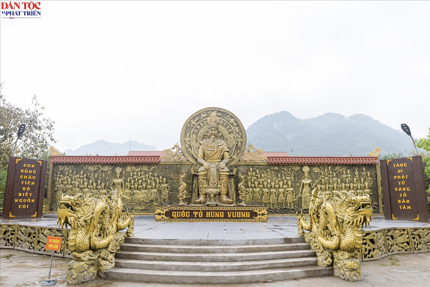 Qua cổng Tam quan, du khách sẽ được chiêm bái bức phù điêu Vua Hùng, gợi nhắc về tinh thần Đạo pháp đồng hành cùng dân tộc của Phật giáo Việt Nam.