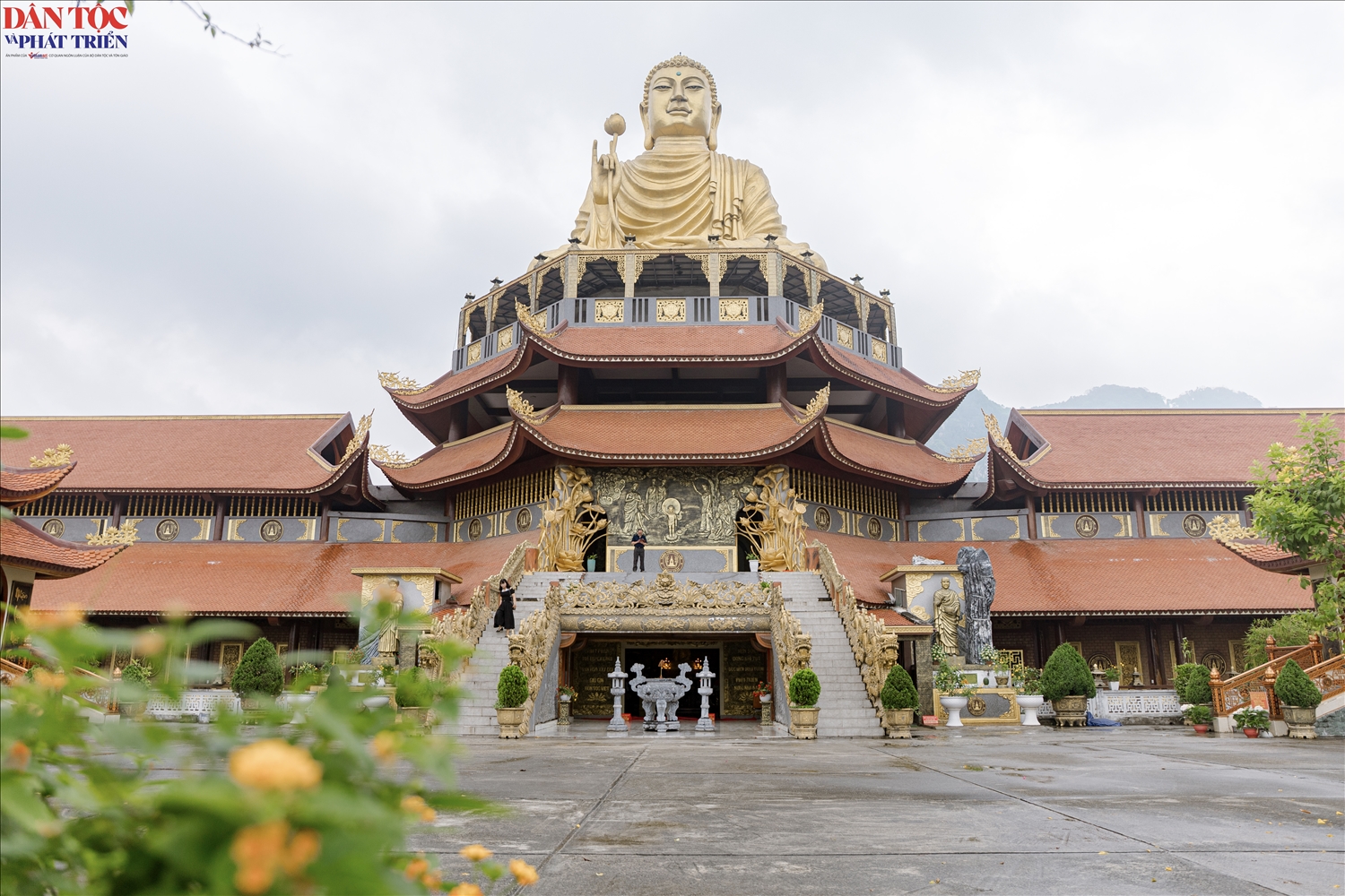 Tòa Tam Bảo – hạng mục trung tâm của Thiền viện – là nơi thờ Phật, chư vị tổ sư, đồng thời là nơi sinh hoạt tâm linh của tăng ni, phật tử.