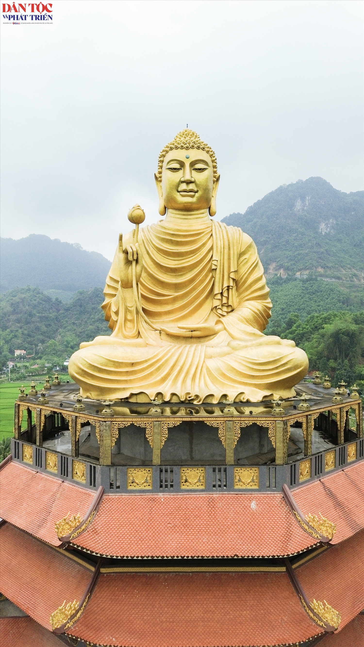 Tượng Phật Thích Ca Mâu Ni tay cầm cành sen tọa lạc trên đỉnh tháp cao nhất, cao 18m, là điểm nhấn tâm linh nổi bật của toàn bộ quần thể Thiền viện.