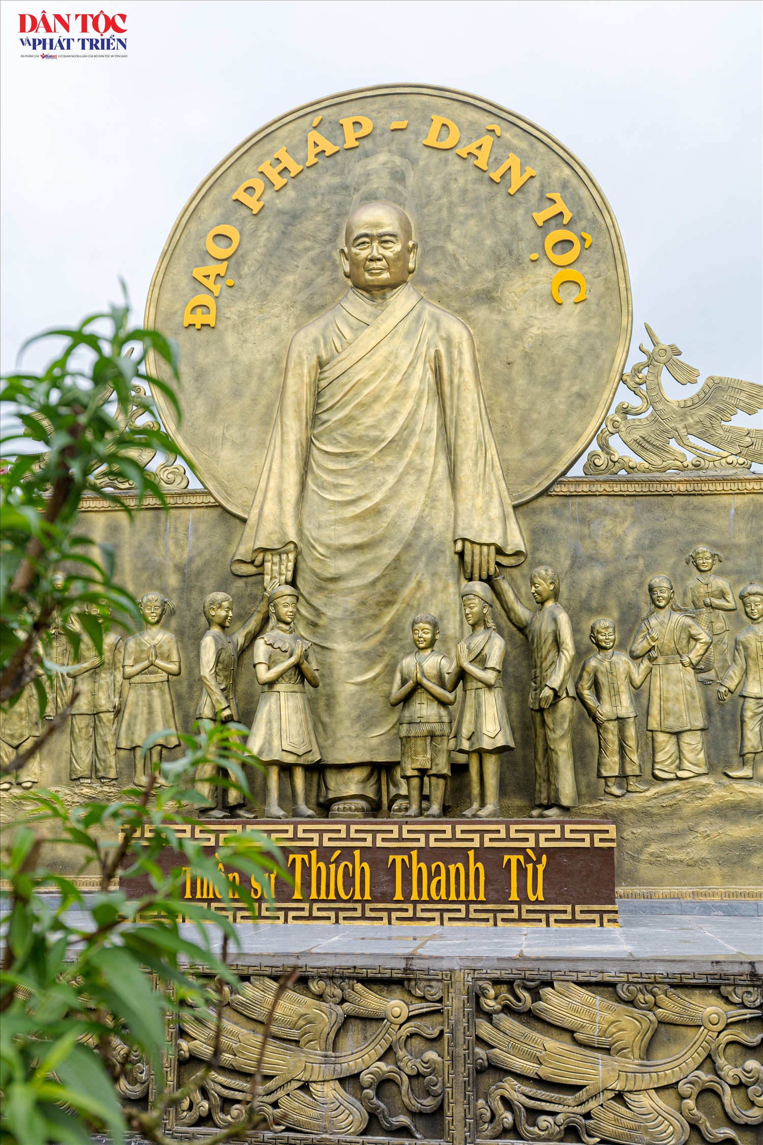 Phù điêu Hòa thượng Thích Thanh Từ - Vị Thiền sư đã dành cả cuộc đời mình để khôi phục và phát triển Thiền phái Trúc Lâm Yên Tử, kế thừa tinh thần nhập thế, hộ quốc an dân của Phật giáo đời Trần; đồng thời xây dựng hệ thống thiền viện rộng khắp nhằm giáo hóa, hướng dẫn tu hành cho tăng ni, phật tử.