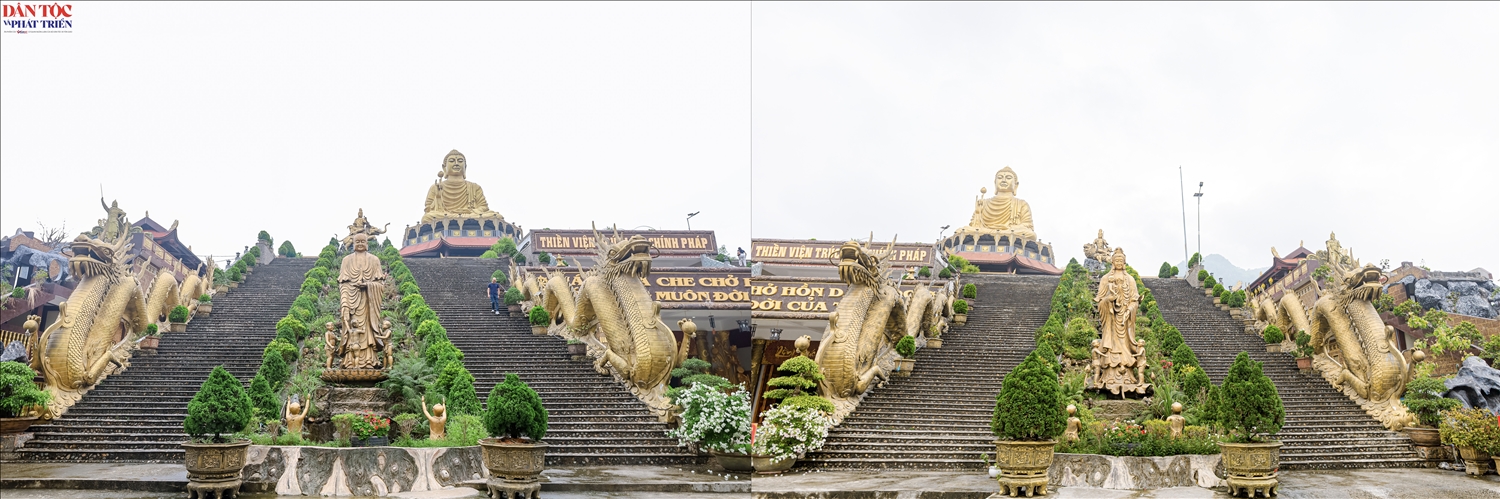 Bên ngoài khuôn viên Tòa Tam Bảo được bài trí nhiều tượng Phật, tượng Bồ Tát cùng các hạng mục cảnh quan tâm linh, tạo nên không gian trang nghiêm và thanh tịnh. Những pho tượng được sắp đặt hài hòa giữa sân lễ, lối đi và khuôn viên cây xanh, vừa tôn thêm vẻ uy nghi cho công trình, vừa tạo điểm nhấn kiến trúc mang đậm dấu ấn Phật giáo.