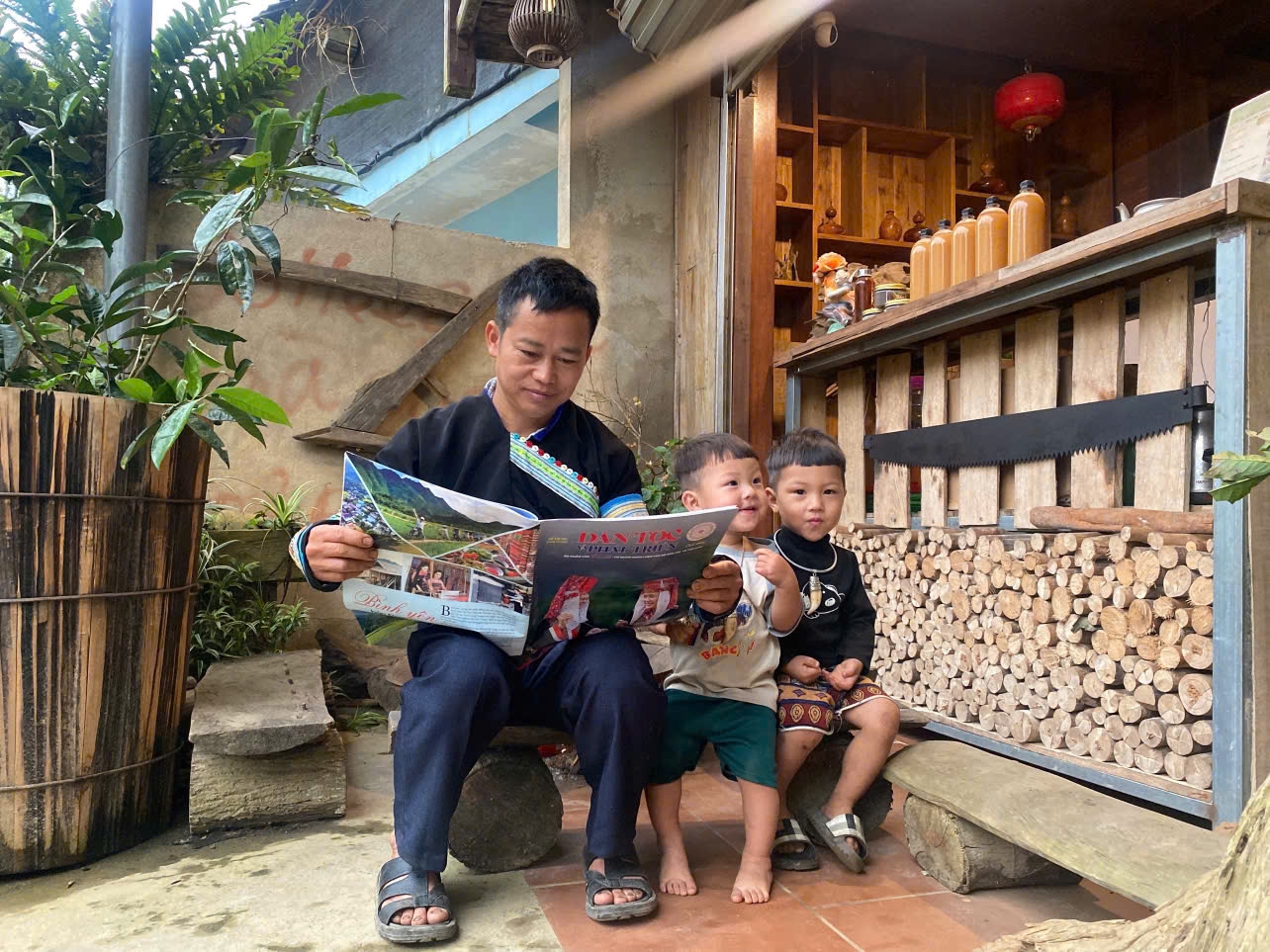 Ông Sùng A Hềnh thường xuyên học hỏi các mô hình hay, những tấm gương sáng trên Báo in Dân tộc và Phát triển