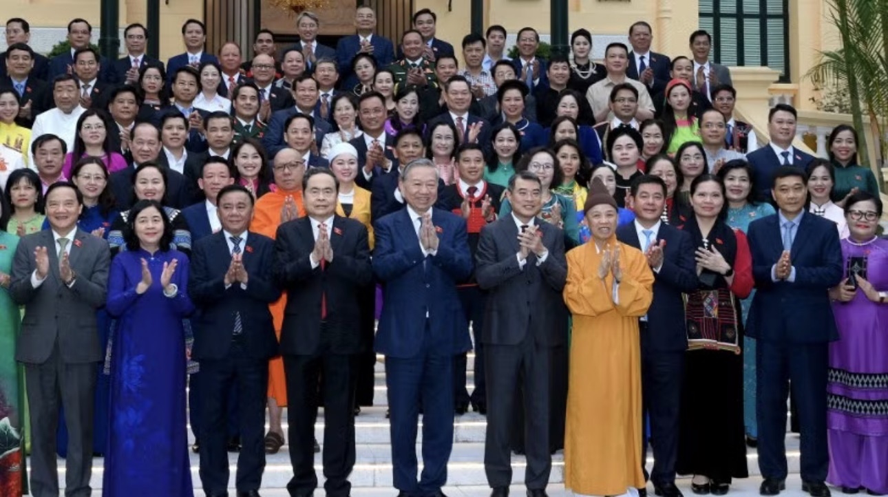 Tổng Bí thư, Chủ tịch nước Tô Lâm và các đồng chí lãnh đạo Đảng, Nhà nước, Mặt trận Tổ quốc Việt Nam gặp mặt các vị đại biểu Quốc hội khóa XVI là người dân tộc thiểu số. (Ảnh: ĐĂNG KHOA)