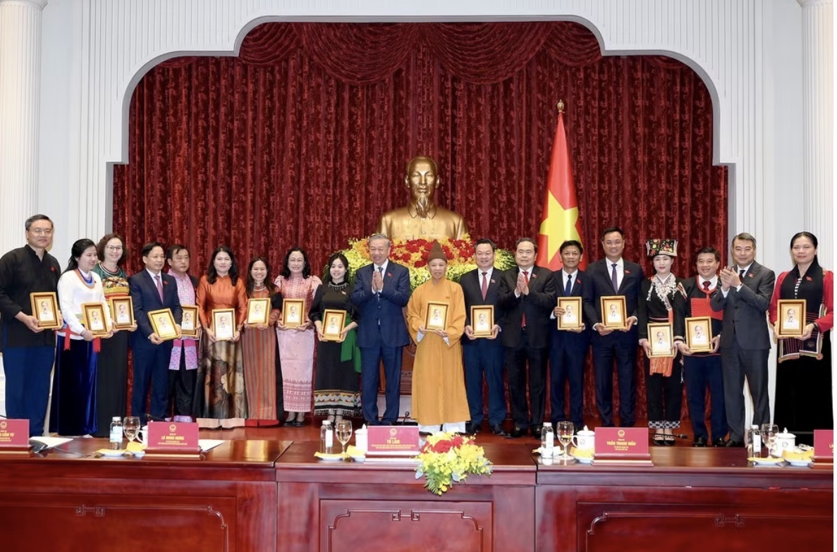 Tổng Bí thư, Chủ tịch nước Tô Lâm và các đồng chí lãnh đạo Đảng, Nhà nước trao bức chân dung Chủ tịch Hồ Chí Minh tặng các đại biểu. (Ảnh: ĐĂNG KHOA)