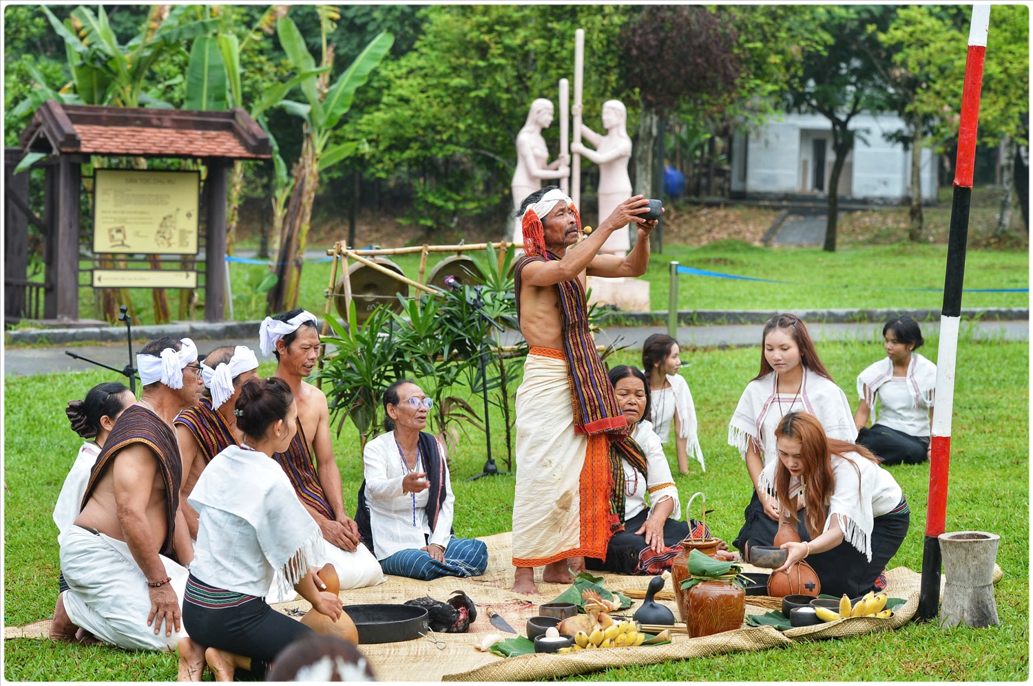 Bà con trong buôn cùng nhau chuẩn bị những lễ vật truyền thống như cơm lam, rượu cân, gà, heo và những sản vật do chính tay mình làm ra