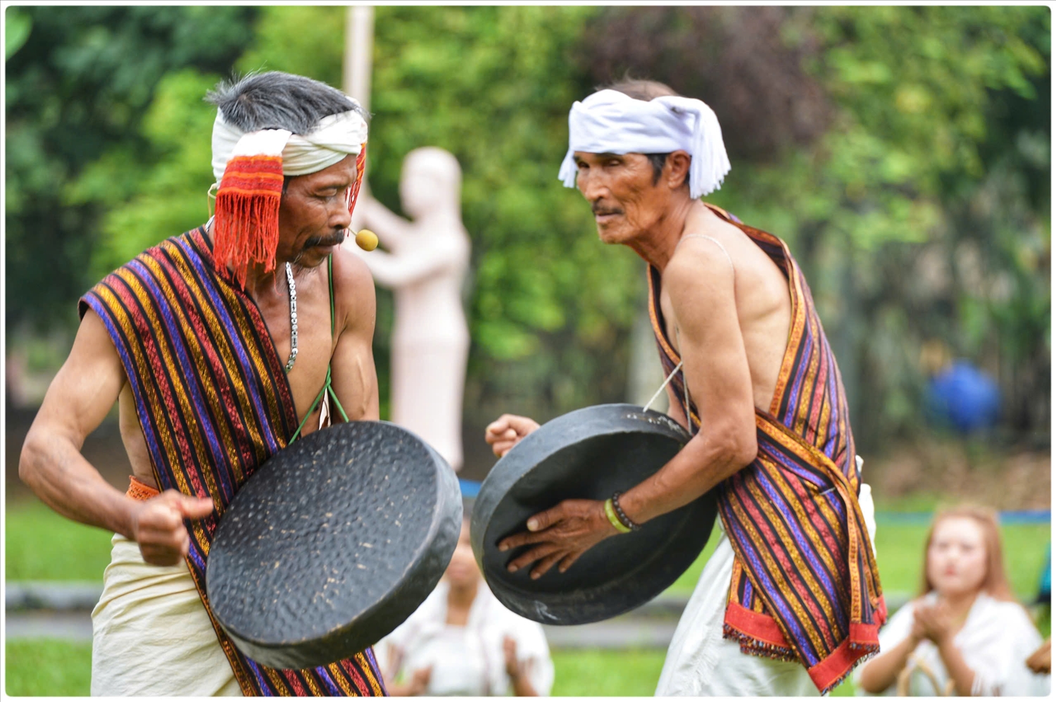 Tiếng cồng, chiêng, nhịp trống khép lại buổi lễ trong không khí rộn ràng, đậm bản sắc