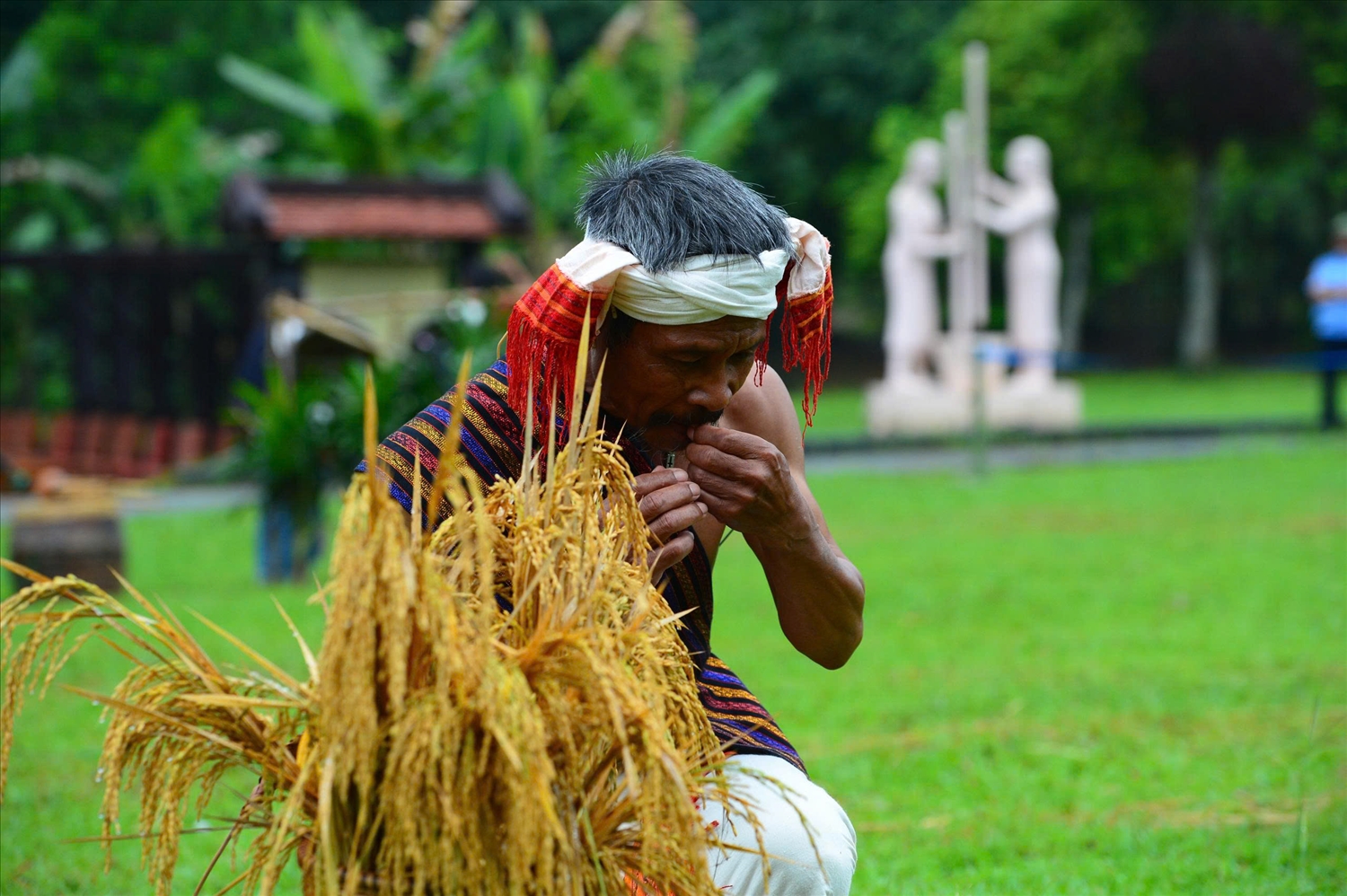 Khoảnh khắc già làng thực hiện nghi thức bên những bó lúa mới