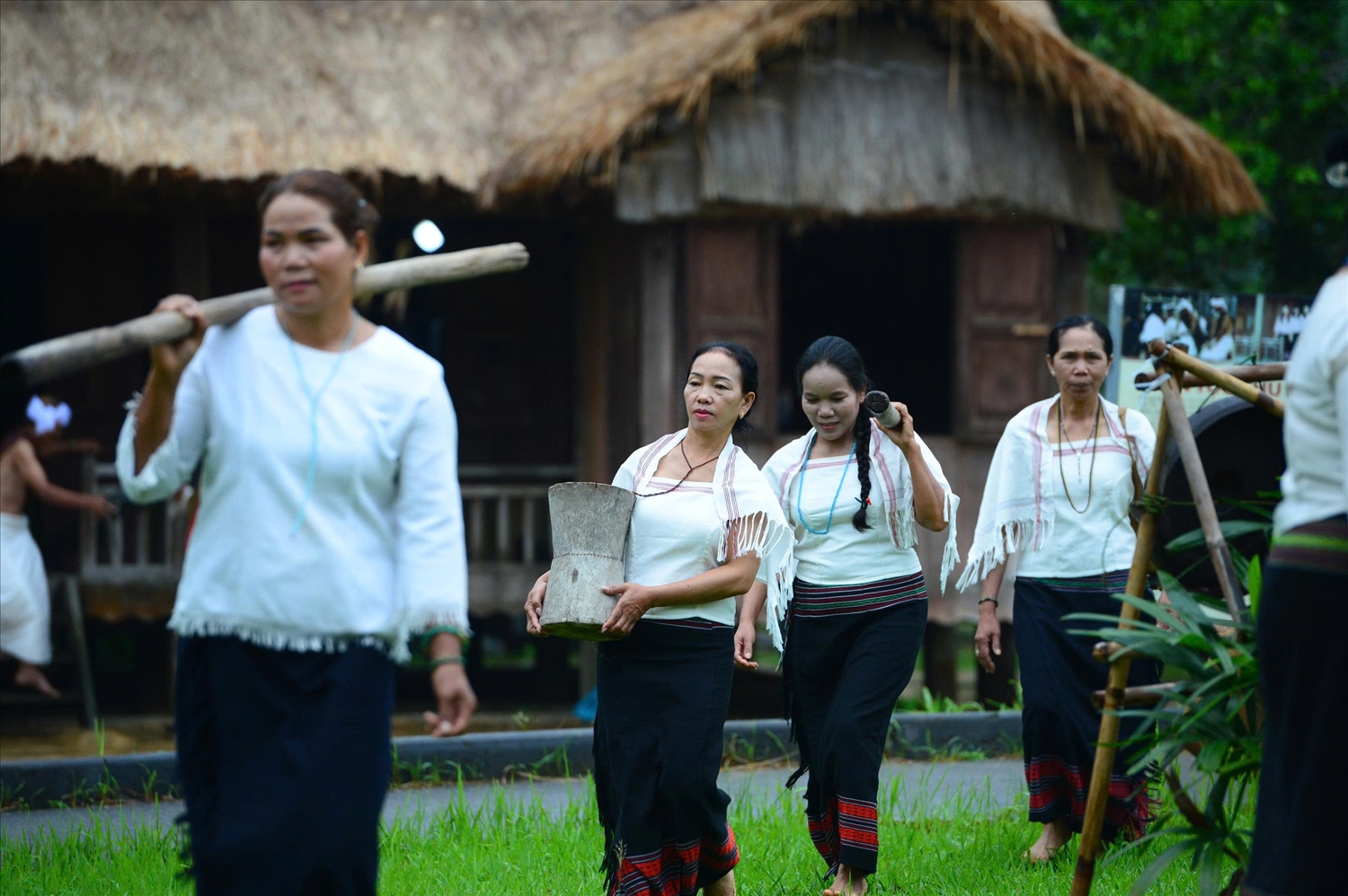Đồng bào Chu Ru mang nông cụ, lễ vật để thực hiện nghi lễ.