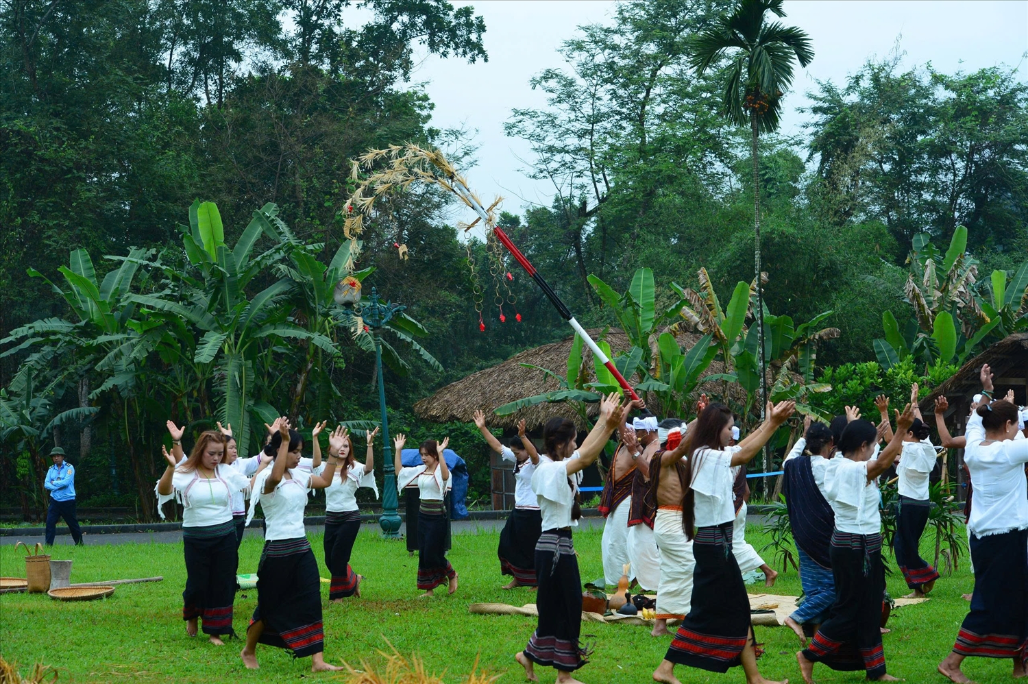 Màn tái hiện lễ mừng lúa mới của đồng bào Chu Ru tại Làng Văn hoá Du lịch các dân tộc Việt Nam