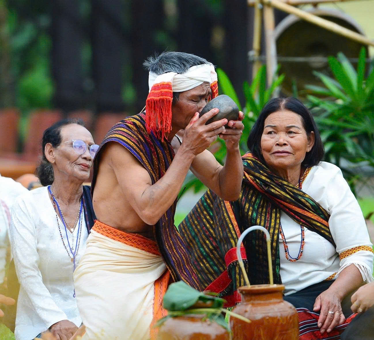 Khi nghi lễ khép lại, ché rượu cần được mở ra như lời mời gọi sẻ chia. Mọi người cùng nhau quây quần, thưởng thức men rượu, trò chuyện và kết nối