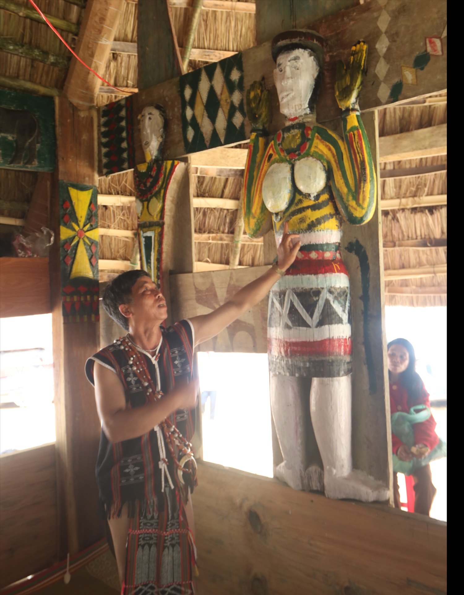 Bên trong nhà gươl được chạm trổ nhiều hình tượng gắn với sinh hoạt, văn hoá của đồng bào Cơ Tu. (Ảnh HT)