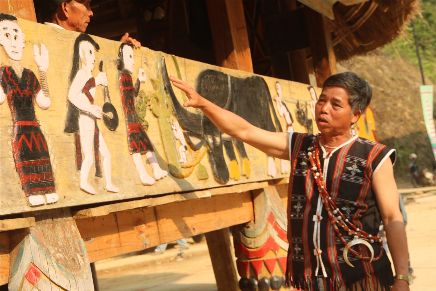 Già Hồ Văn Mới giới thiệu về nét đẹp văn hoá Cơ Tu ở nhà gươl. (Ảnh HT)