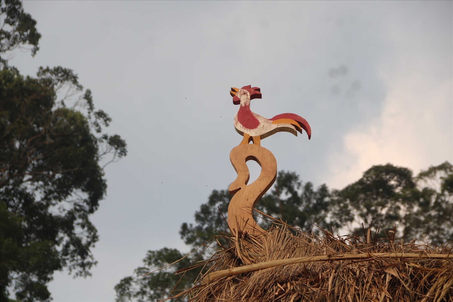 Hai bên mái được chạm hình gà trống, như chiếc đồng hồ báo thức cho dân làng. (Ảnh HT)