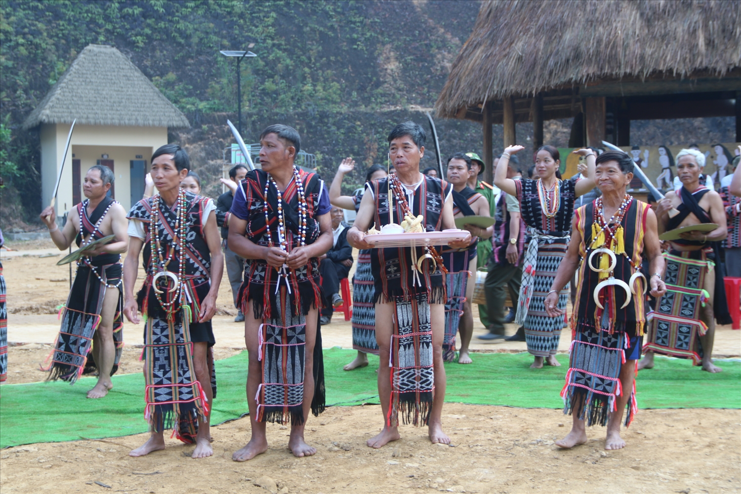 Những nghi thức văn hoá cũng được thực hiện dưới mái gươl. (Ảnh HT)