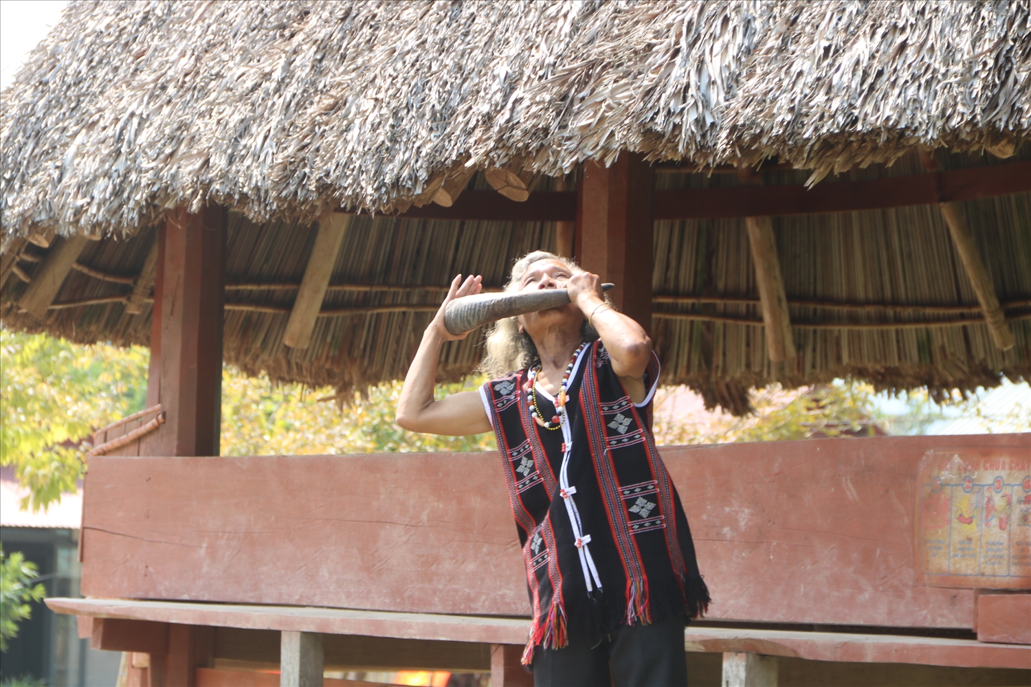 Gươl còn nơi các già làng trao truyền nét đẹp văn hoá truyền thống cho thế hệ trẻ. (Ảnh HT)