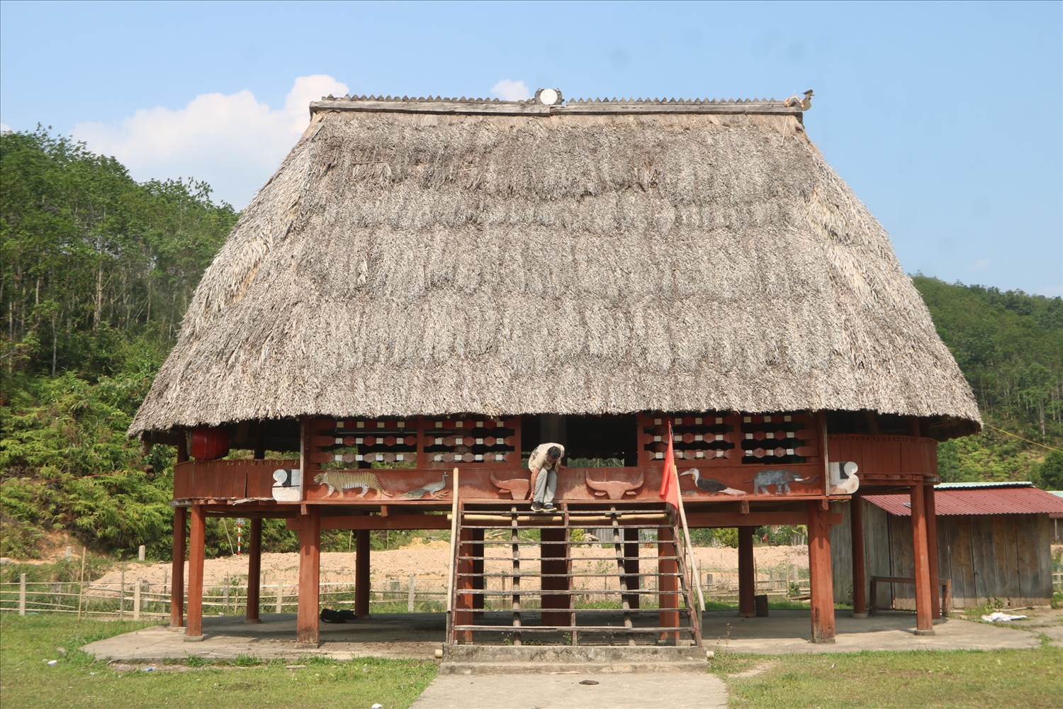 Kết cấu nhà gươl được làm bằng khổ, mái bằng lá tự nhiên. (Ảnh HT)