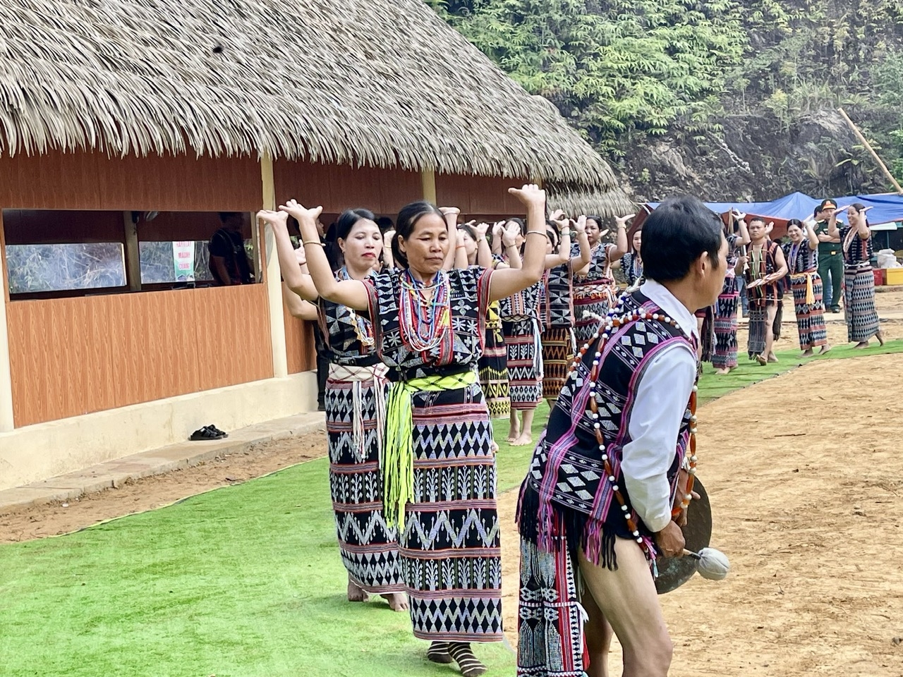 Trong không gian gươl, đồng bào Cơ Tu tổ chức nhiều lễ hội gắn với văn hoá truyền thống. (Ảnh HT)