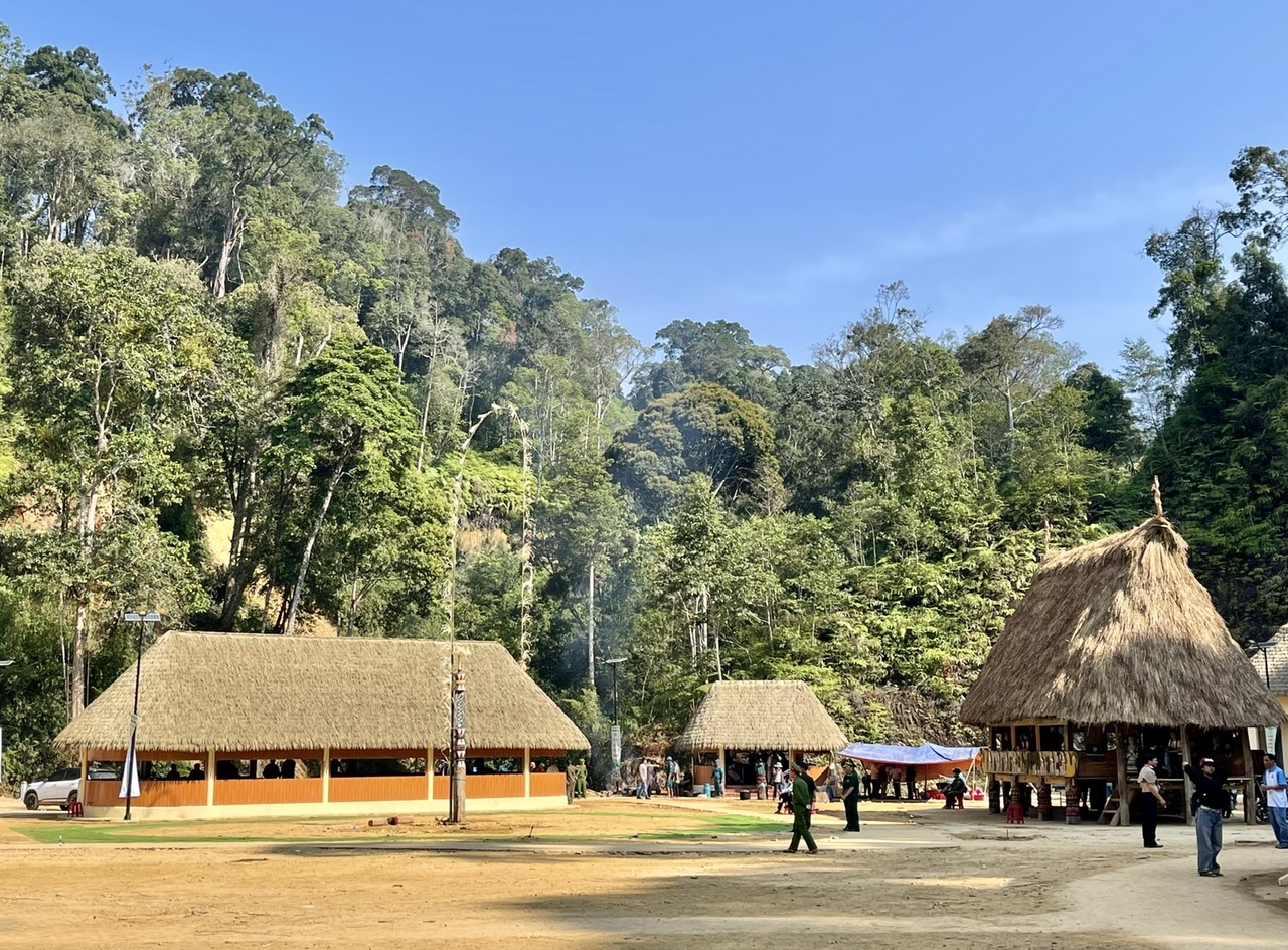 Nhà gươl thường đặt ở trung tâm bản làng, tạo sự thuận lợi cho việc đi lại giao lưu của người dân. (Ảnh HT)