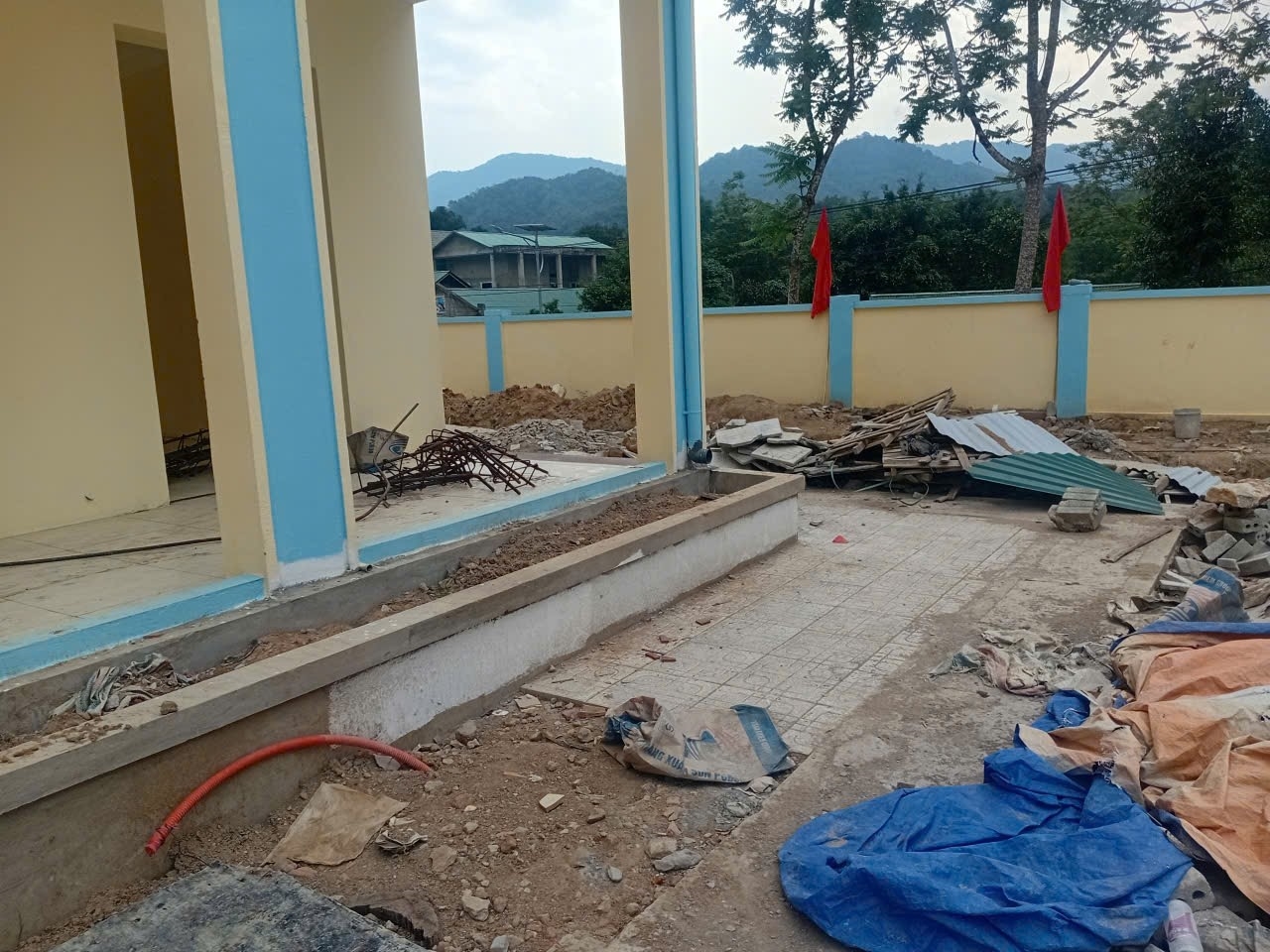 Công trình Trường Tiểu học Quang Chiểu (Thanh Hóa) còn ngổn ngang vật liệu xây dựng, nhiều hạng mục chưa hoàn thiện.