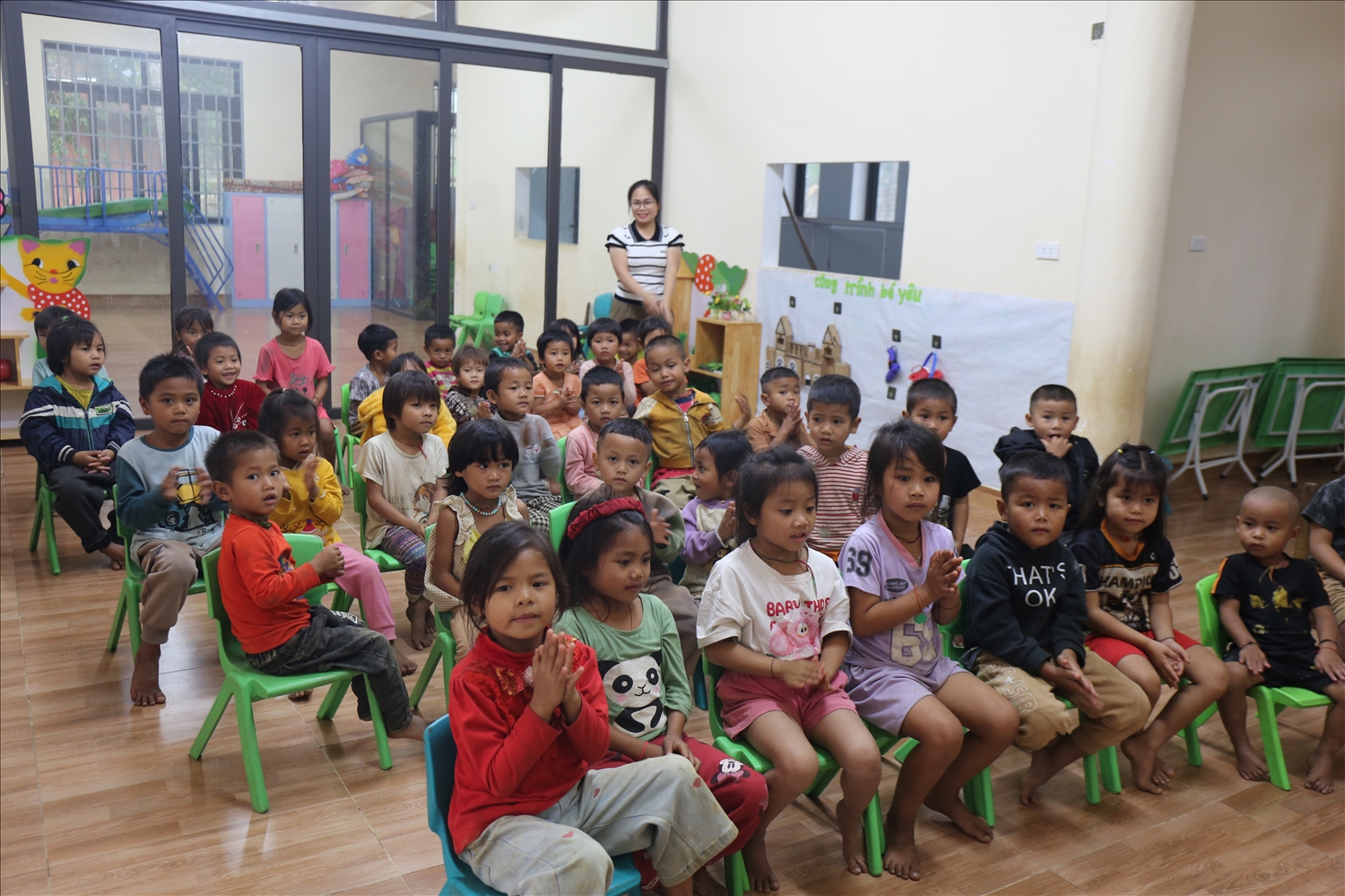 Giao thông cách trở đang kìm hãm sự phát triển của người dân Đan Lai ở bản Khe Búng và Cò Phạt - Trong ảnh: Các cháu học sinh tại điểm lẻ trường mầm non ở bản Cò Phạt