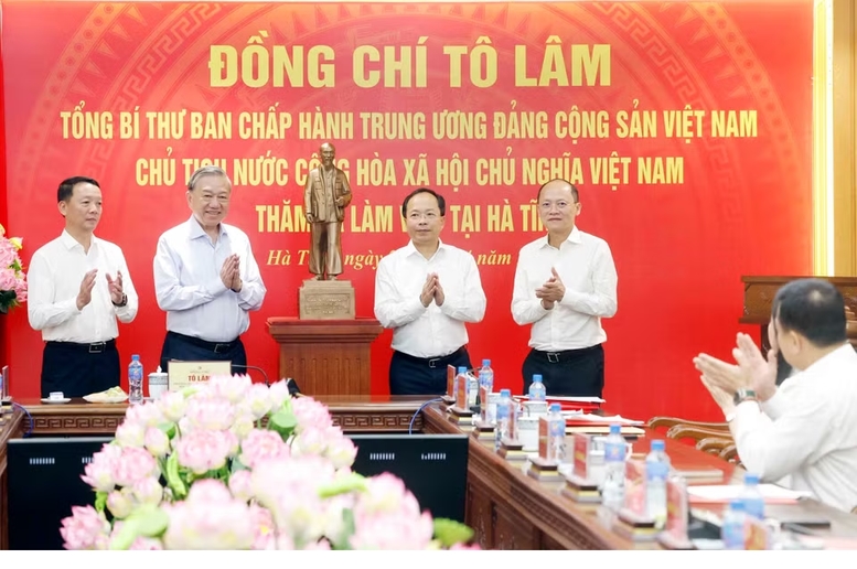 Tổng Bí thư, Chủ tịch nước Tô Lâm tặng Đảng bộ, chính quyền và nhân dân tỉnh Hà Tĩnh bức tượng Chủ tịch Hồ Chí Minh - Ảnh: TTXVN
