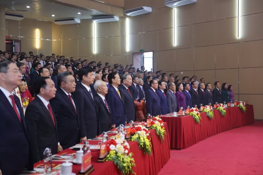 Tổng Bí thư, Chủ tịch nước Tô Lâm và các đồng chí lãnh đạo, nguyên lãnh đạo Đảng, Nhà nước thực hiện nghi thức chào cờ tại Lễ kỷ niệm. (Ảnh: NGÔ TUẤN)