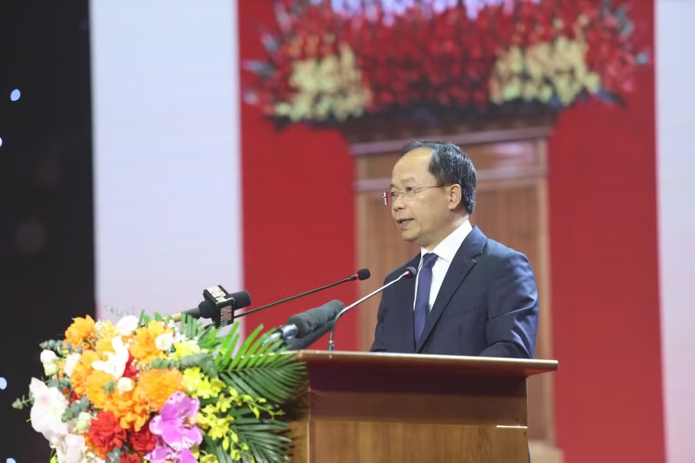 Đồng chí Nguyễn Duy Lâm, Ủy viên Trung ương Đảng, Bí thư Tỉnh uỷ Hà Tĩnh trình bày diễn văn tại Lễ kỷ niệm. (Ảnh: NGÔ TUẤN)