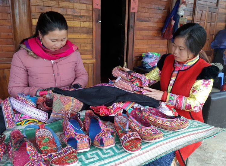 Ở Điện Biên, nghề làm giày thêu của người Xạ Phang, đang từng bước xây dựng chỗ đứng trong đời sống hôm nay (Ảnh St)