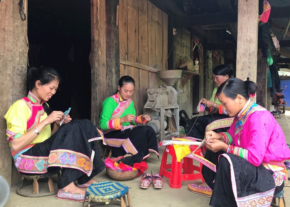 Tất cả các đôi giầy thêu Xạ Phang đều được chế tác thủ công bằng tay từ công đoạn đầu tiên cho đến khi hoàn thiện (Ảnh St)