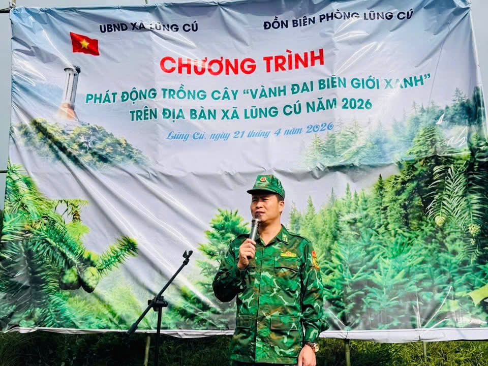 Trung tá Nguyễn Xuân Hưng - Chính trị viên Đồn Biên phòng Lũng Cú, phát biểu tại chương trình