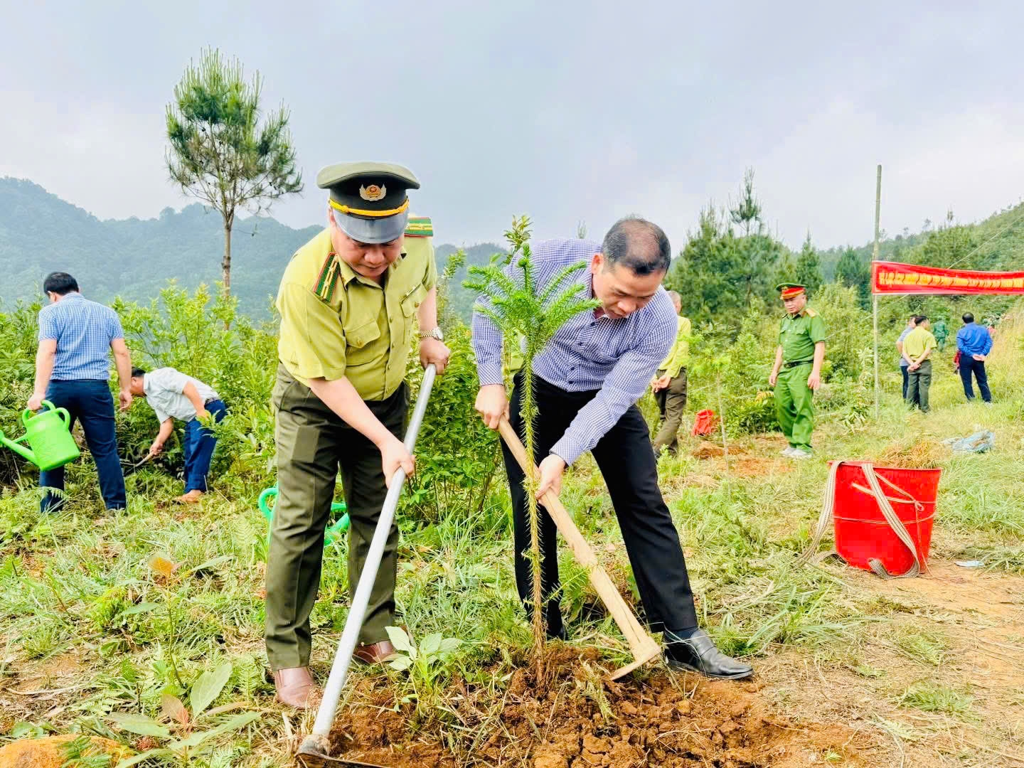 Bí thư Đảng ủy xã Lũng Cú Dương Ngọc Đức cùng lực lượng Hạt Kiểm lâm khu vực XVI tham gia trồng cây xây dựng “Vành đai biên giới xanh”