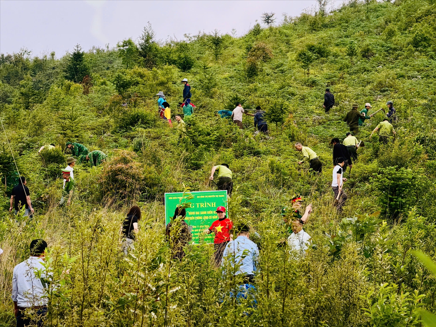 Đông đảo cán bộ, chiến sĩ và người dân xã Lũng Cú tham gia trồng cây xanh trong chương trình xây dựng “Vành đai biên giới xanh” nơi địa đầu Tổ quốc