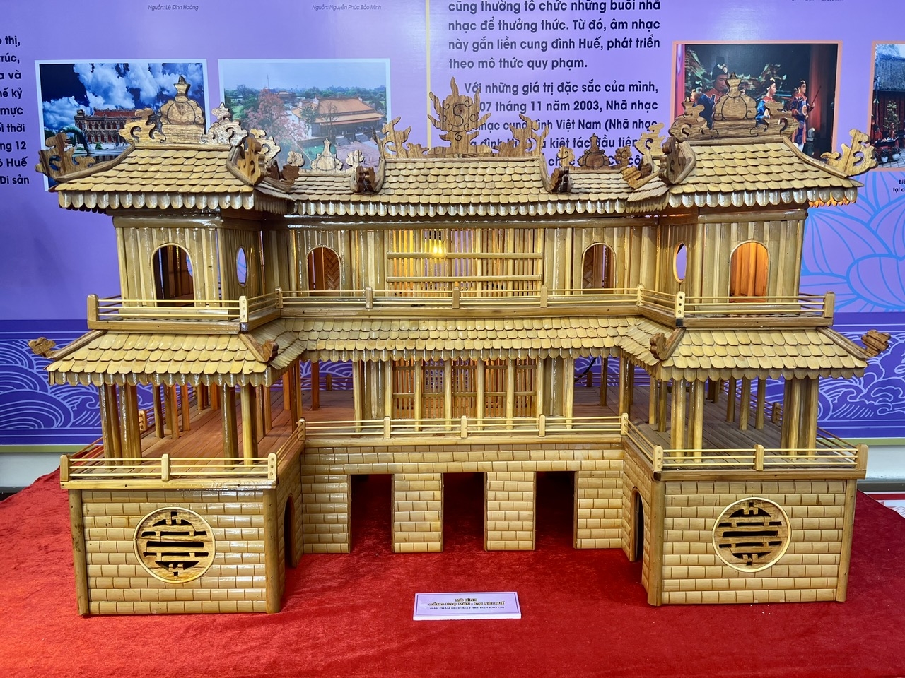 Mô hình cổng Ngọ Môn, Đại nội Huế bằng mây tre đan