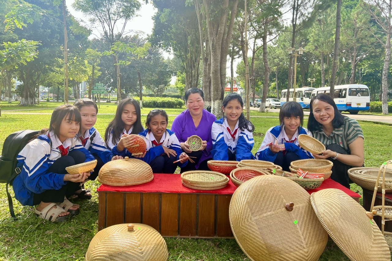 Các em học sinh hào hứng tìm hiểu, trải nghiệm các công đoạn của nghề làm Mây tre đan Bao La