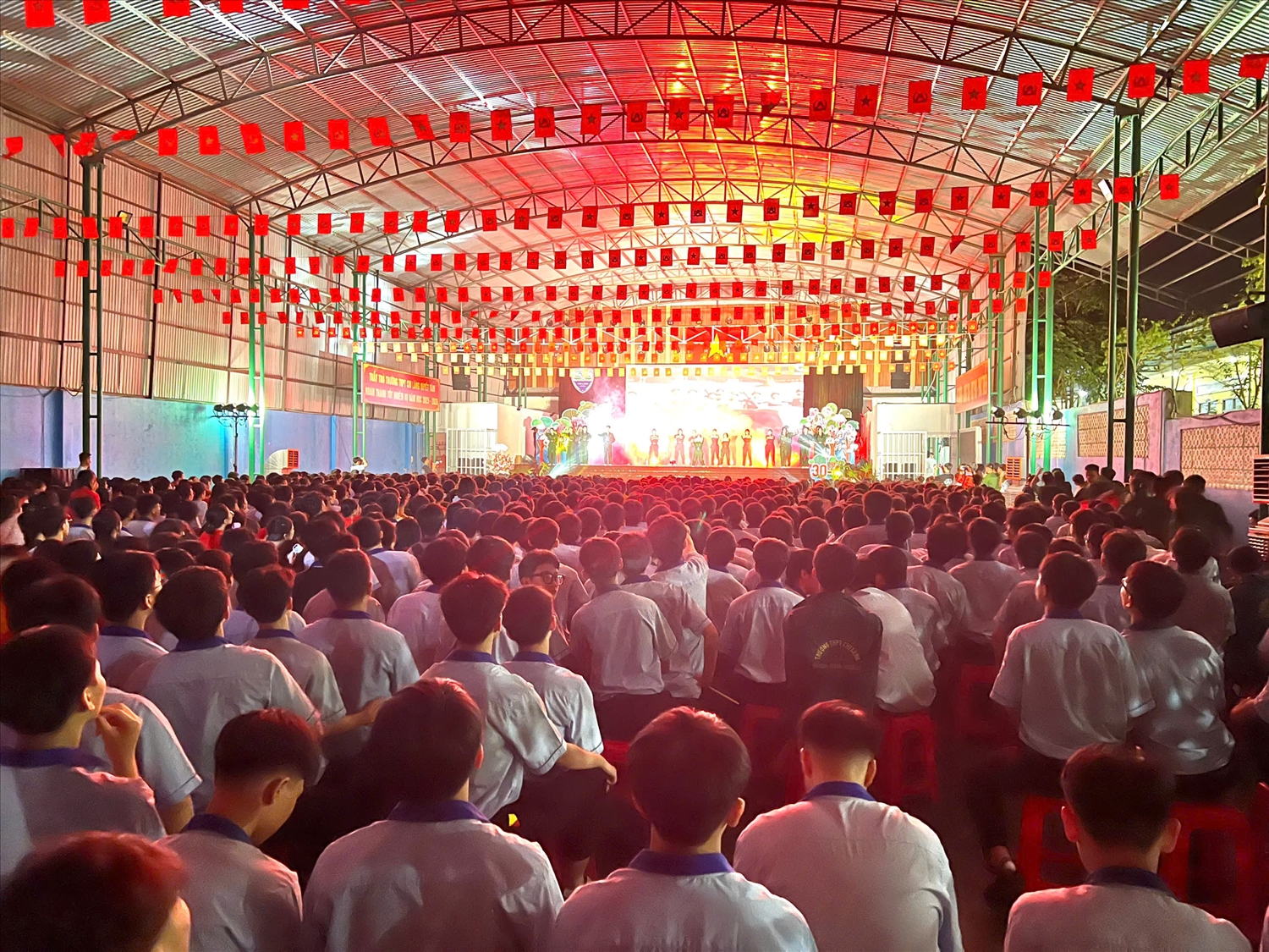 Liên hoan là dịp các em học sinh gặp gỡ, giao lưu và chia sẻ tình yêu với âm nhạc cách mạng