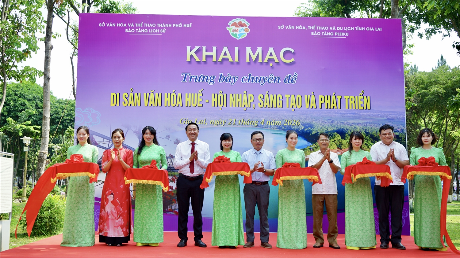 Các đại biểu cắt băng khai mạc Trưng bày chuyên đề di sản văn hóa Huế