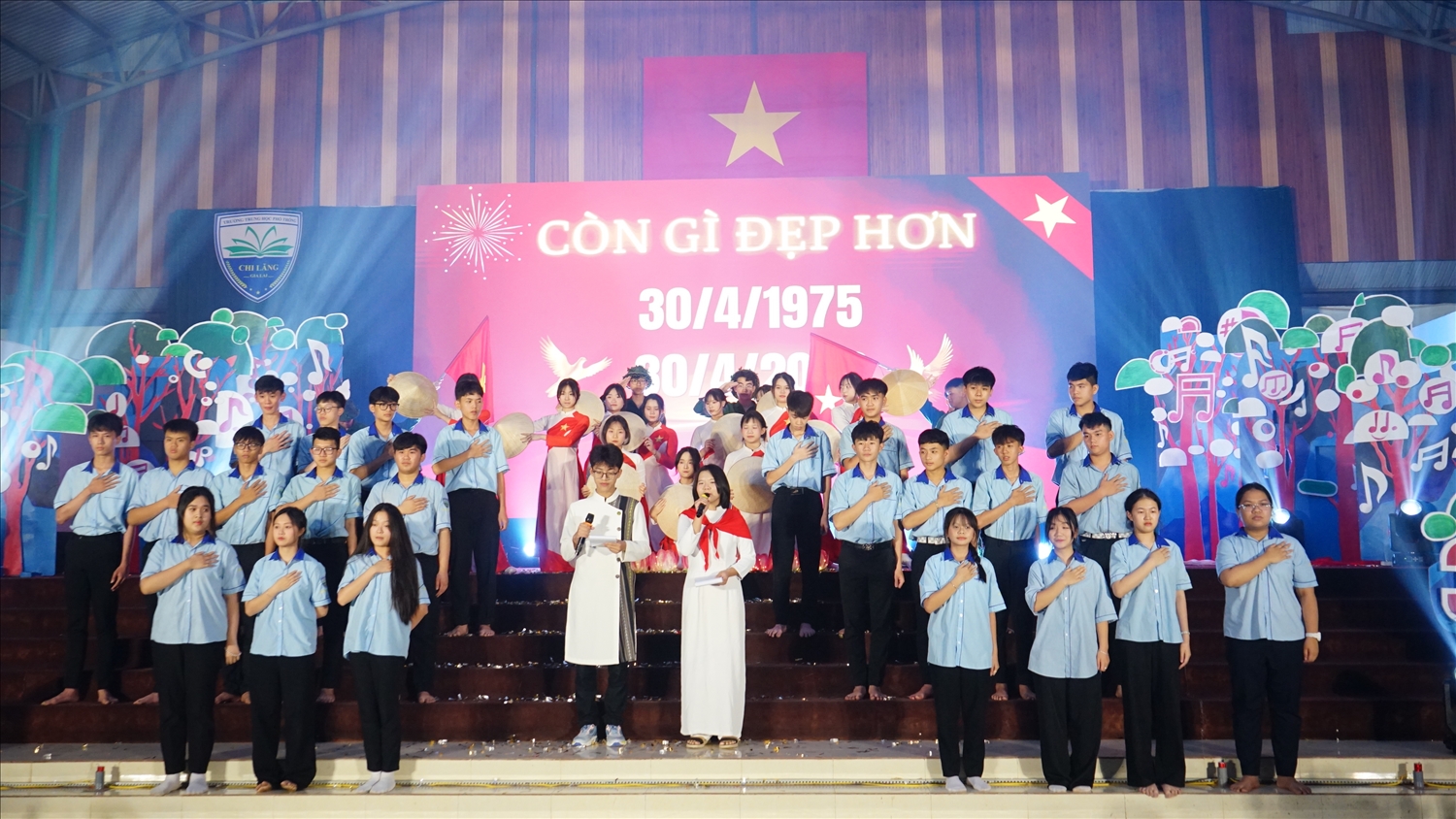 Các em học sinh tự tin biểu diễn trong niềm tự hào, lòng kính trọng, biết ơn đối với lịch sử hào hùng của thế hệ cha ông ta